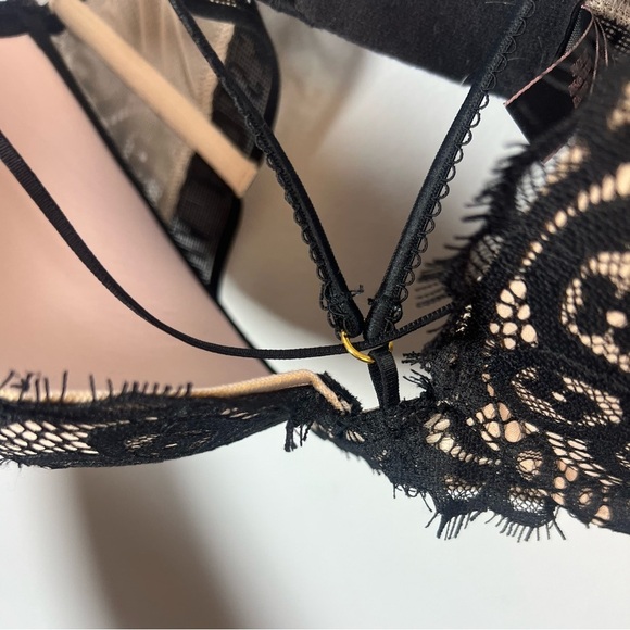 Victoria’s Secret Very Sexy Push Up Bra with Straps 32DD - Picture 2 of 7